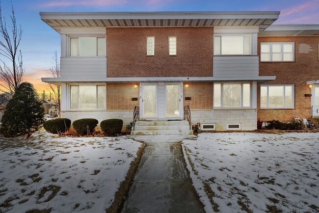 Photo - 452 E Vallette St Townhome