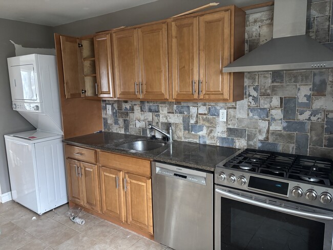 Kitchen with Washer dryer setup - 52 Evergreen Ave Apartamentos Unidad 1