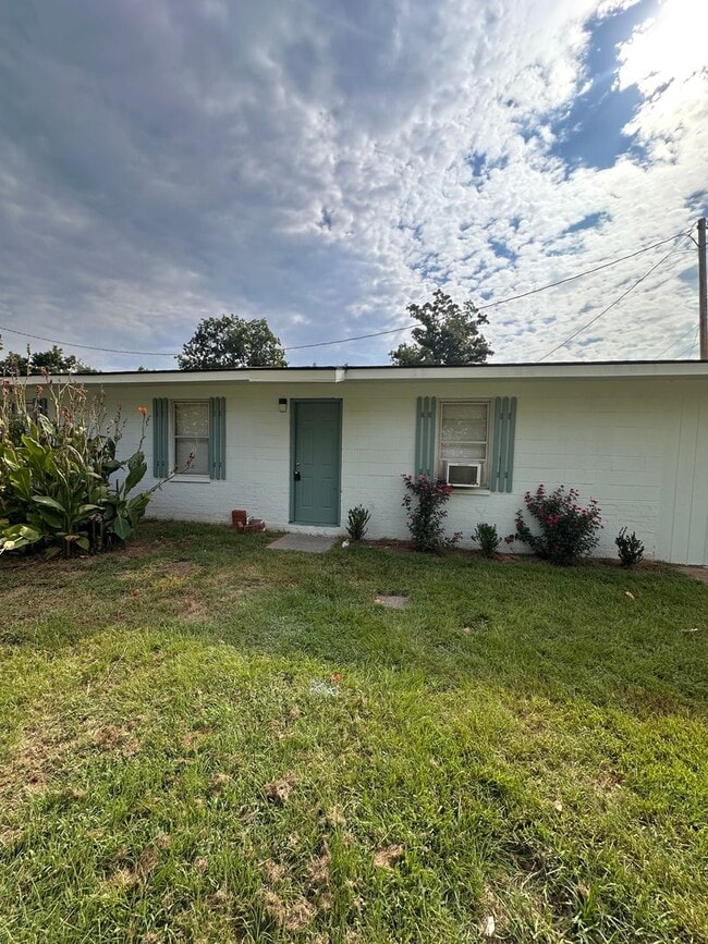 Building Photo - 2 Bed / 1 Bath Apartment in South Bossier