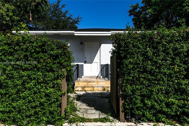 Building Photo - 635 SW 16th Ave Unit 3