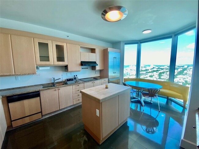 Photo - 300 South Pointe Dr Unidad 3204