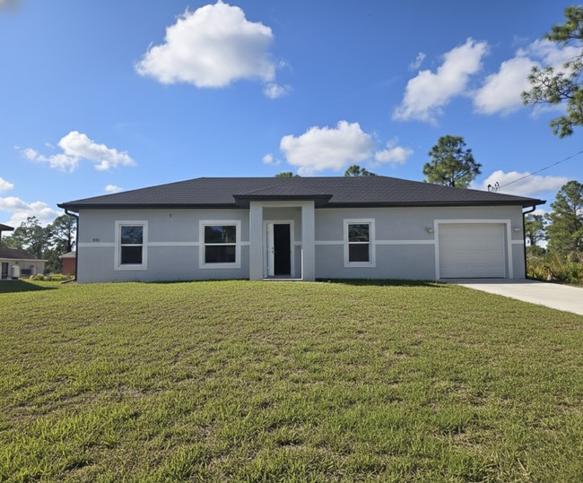 Building Photo - Must SEE- 3/2/1 single family home- South Lehigh Acres