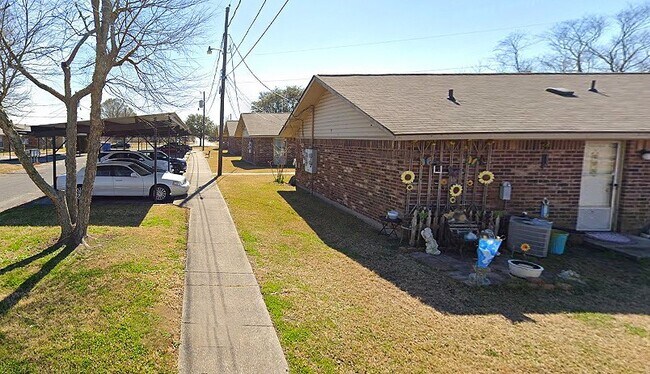 Photo - 425 Memorial Dr