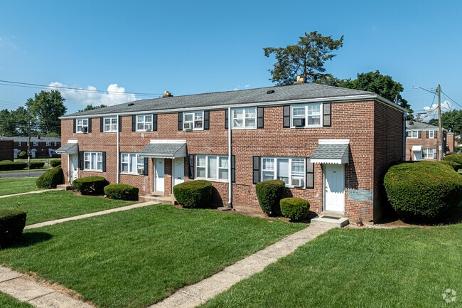 Evergreen Town House Apartments