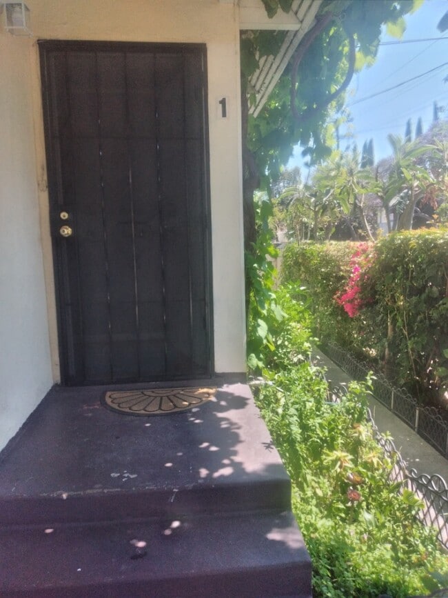 Building Photo - 1548 N Kingsley Dr