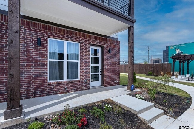 Photo - 540 W Erwin St