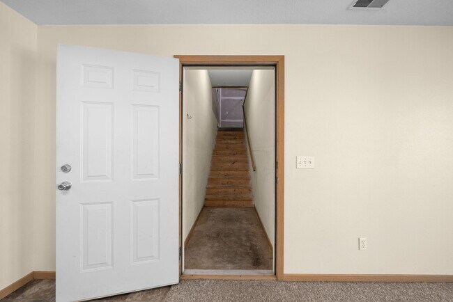 Garage Entry - 1420 E Redwood Blvd Unit 1420 E Redwood BLVD