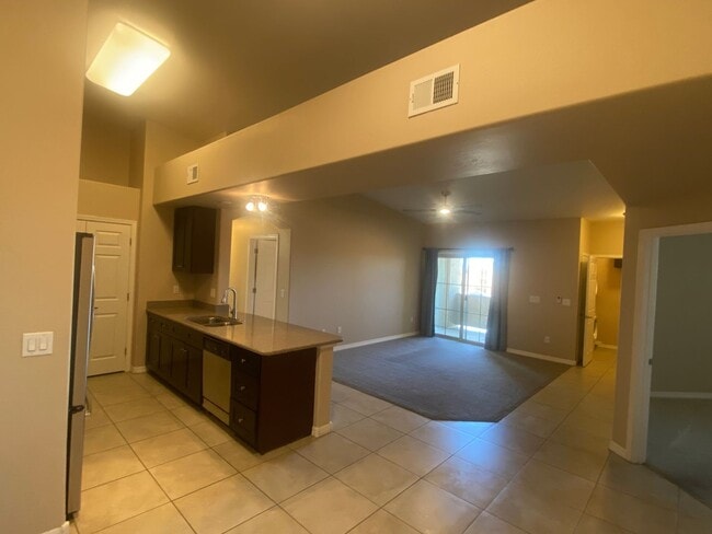 Building Photo - Spacious and Updated 3 Bed/2 Bath Condo w/Garage - Mesa Unit 3109