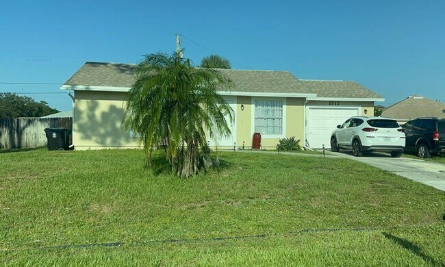 Building Photo - Beautiful 2/1 with fenced backyard Rental