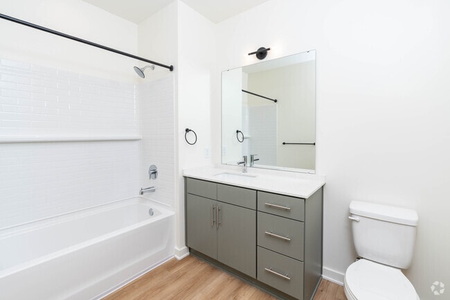 1BR, 1BA - 638SF - Bathroom