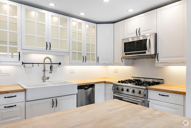 Building Photo - 1600 Ardmore Ave Unit #313 Rental