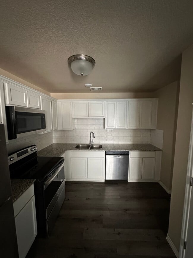Photo - AVAILABLE NOW! - 2 WEEKS FREE (SECTION 8 A...
