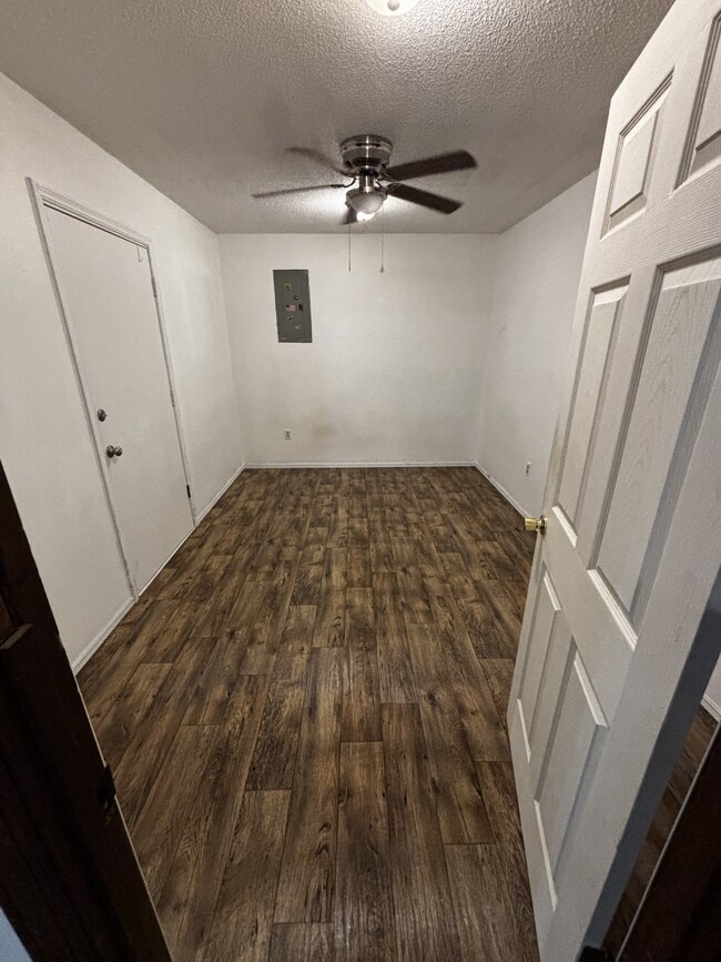 Photo - 707 Louise St