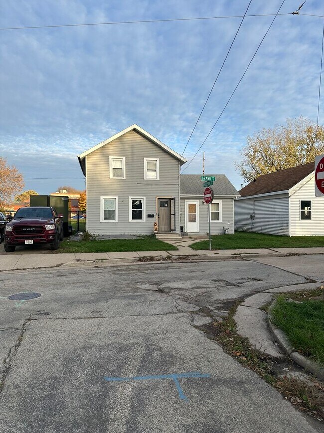 2 Bedroom House in Oshkosh! - 2 Bedroom House in Oshkosh!