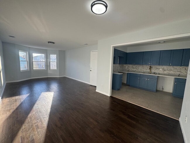 Photo - 1057 Bond St