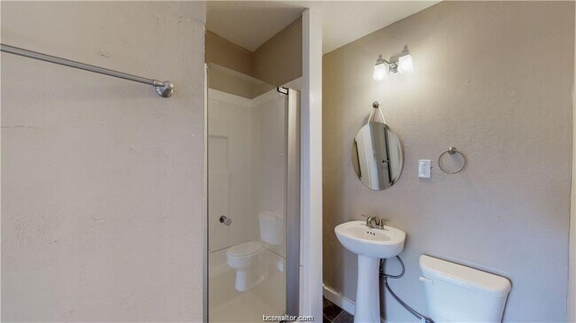 Photo - 202 Walton Dr