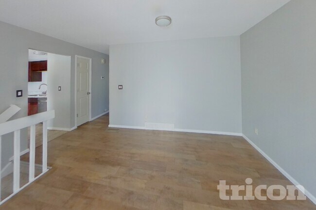 Photo - 910 Foothills Ct