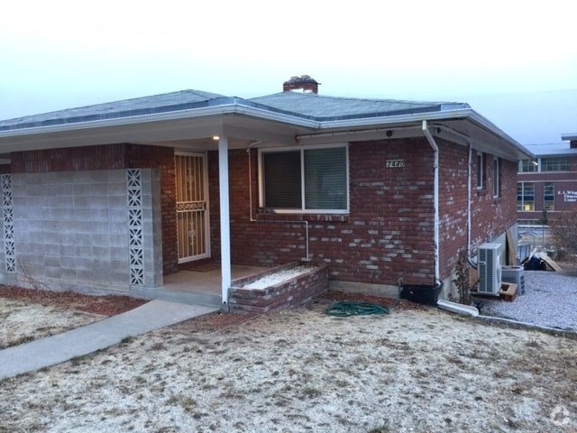 Building Photo - 1440 Hillside Dr Rental