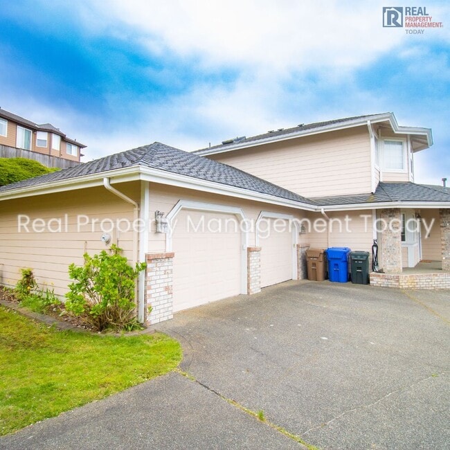 Photo - Large 4 bedroom home in Brown's Point!