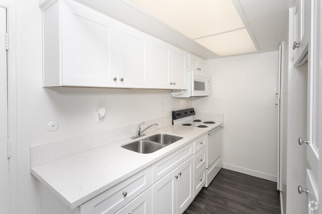 1BR, 1BA - 563SF - Kitchen Updated