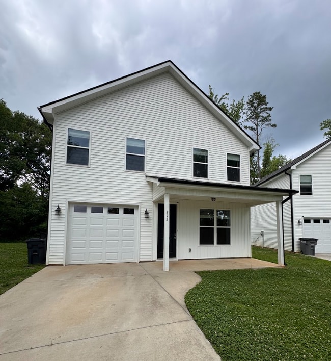 Building Photo - 4 BEDROOMS. 3 BATHS. TRAVELERS REST.