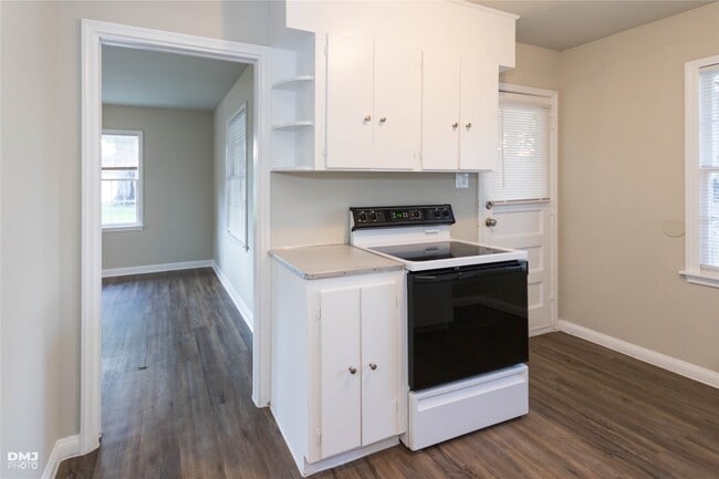 Photo - 2558 Broadway