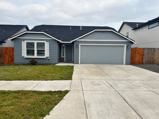 Building Photo - LIGHT FILLED OPEN LAYOUT SINGLE LEVEL HOME