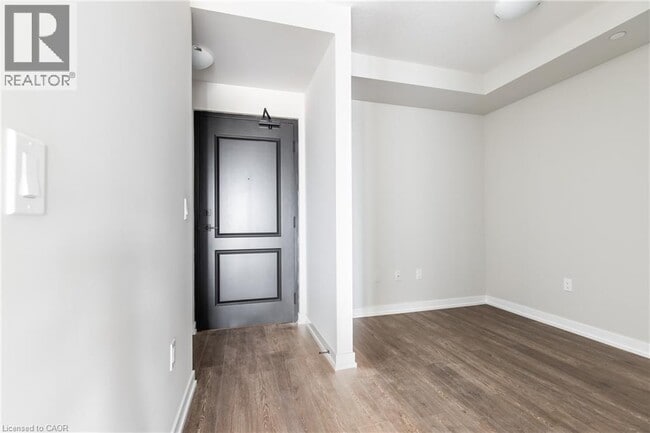 Photo - 870 Queenston Rd Unit 304