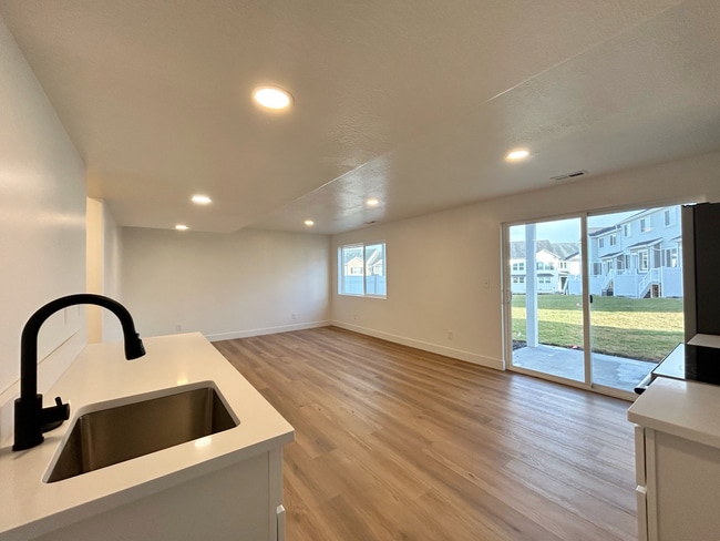 Building Photo - 1340 N Sage Dr Unit Basement Rental