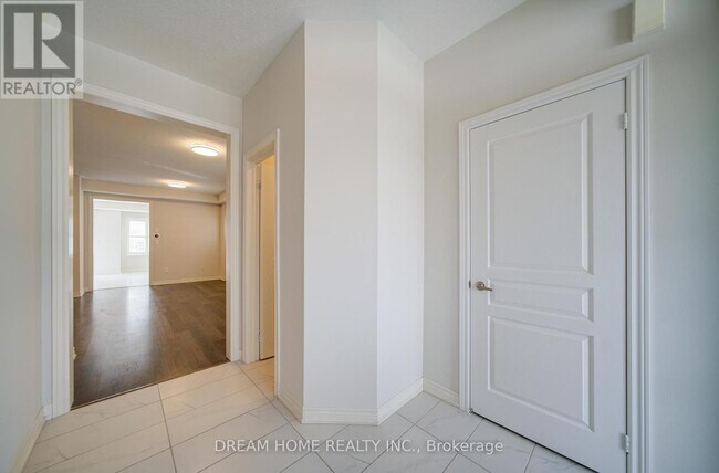 Photo - 466 George Ryan Ave