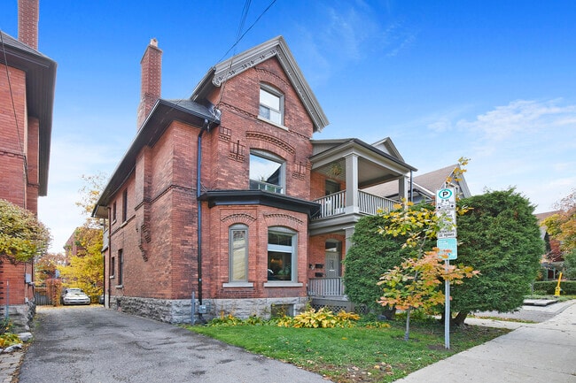 Building Photo - 374 Lewis St Unit 3