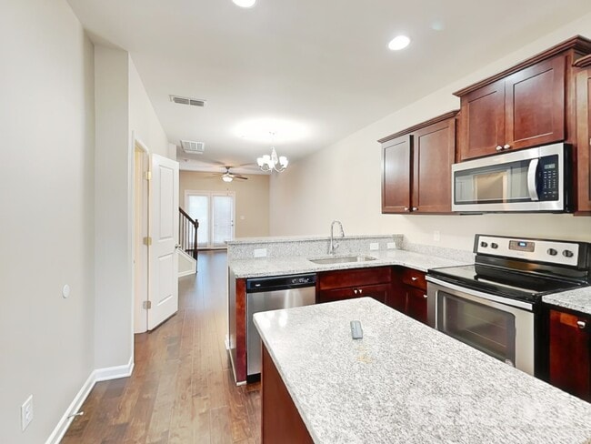 Photo - 105 Hickory Station Ln