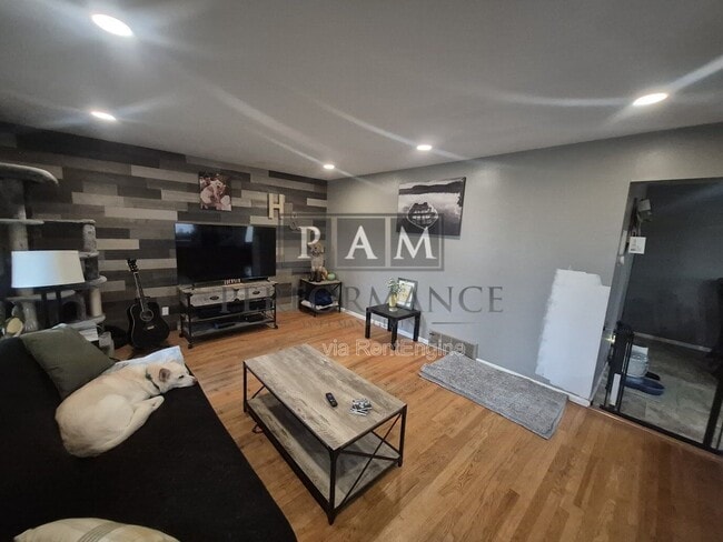 Photo - 1422 W Maplewood Ct