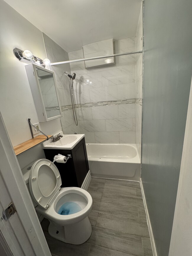 Bathroom - 917 W 35th St Unit 1F