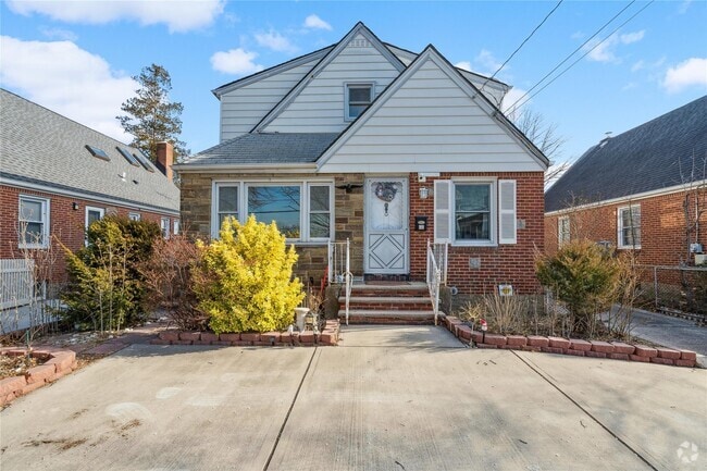 Building Photo - 316 New Hyde Park Rd Rental