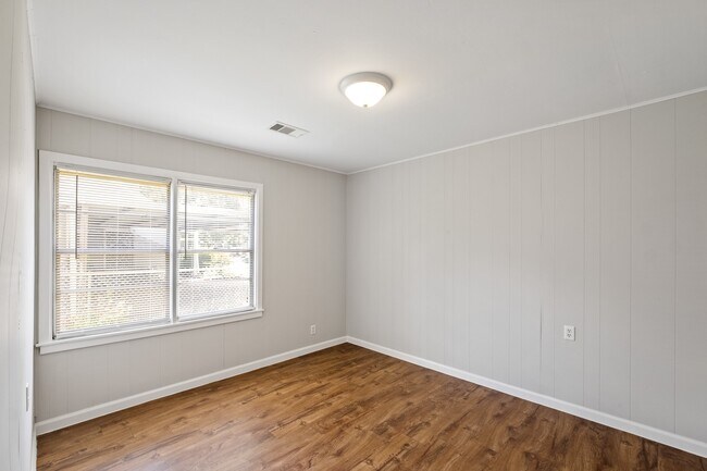 Photo - 2253 Collier St