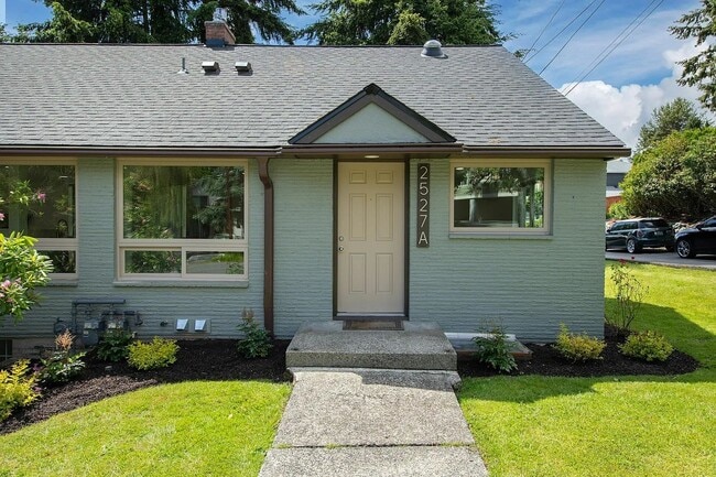 Building Photo - 3bd/2ba Seattle Home