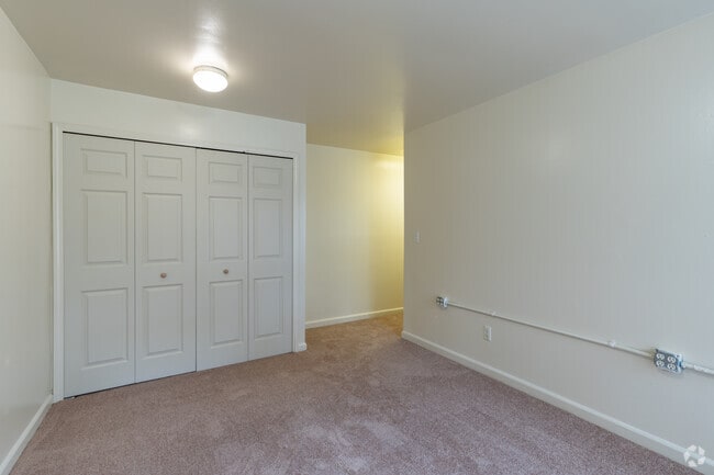 2BR, 1BA - 710SF - Bedroom - 404 Forest