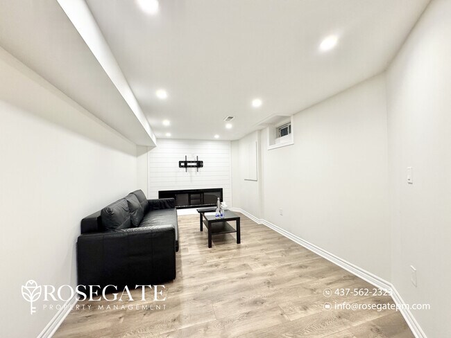 Photo - Cozy 1-Bedroom Corner Basement Apartment with Parking & Walk-Out Garage in Whitby Unité 2