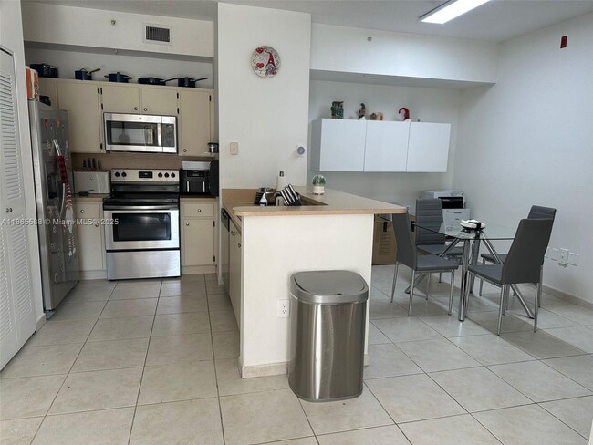 Photo - 7220 NW 114th Ave Unidad 20716 Rental