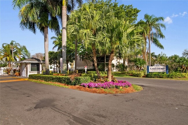 Building Photo - 1197 Washington Cir Unit 1197A