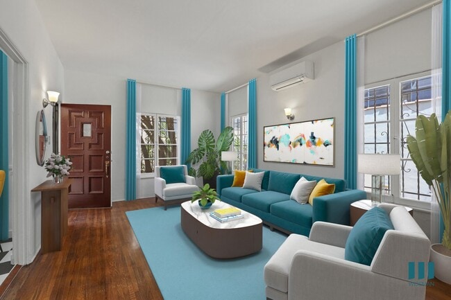 Sala de estar con pisos de madera y ventanas grandes
