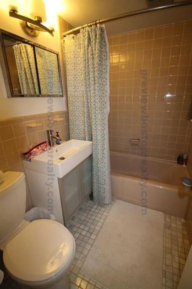 Photo - 2Br/1Bth apartment available June 1st ! Public transportation, close to shops and restaurants!