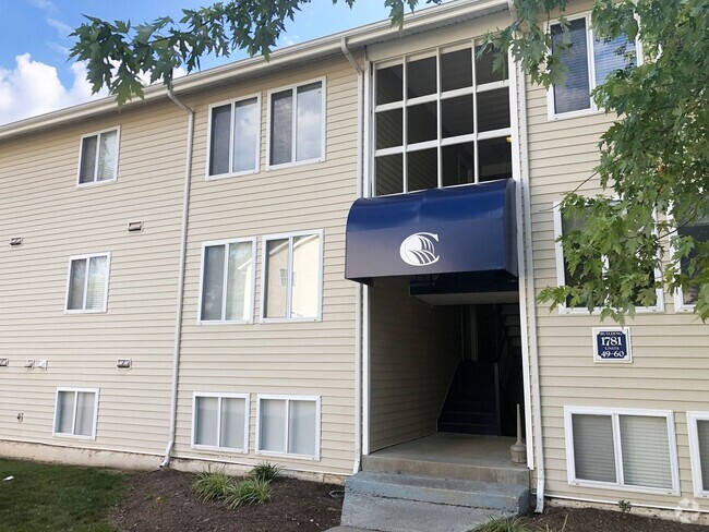 Building Photo - 2 Bed/1 Bath.  On bus route. Off street Pa... Unit E51 Rental