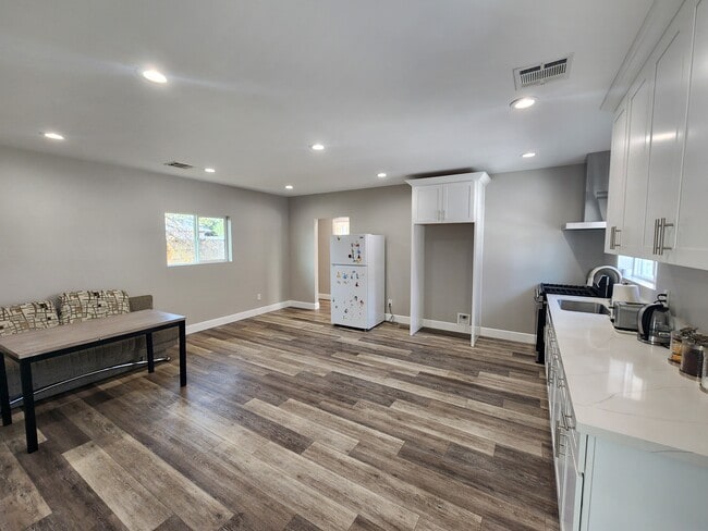 Photo - 9309 Dorrington Pl Unidad A