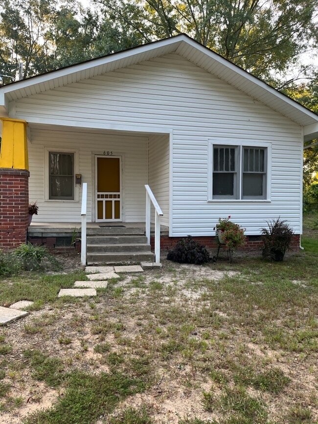 Building Photo - 605 Rock Island Right of Way Rental
