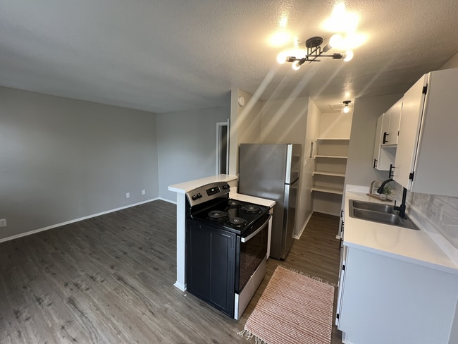 Kitchen-Dining Room - Greenway Apartments