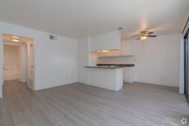 1BR, 1BA - 600SF - Living Room - Walnutwood Apartments