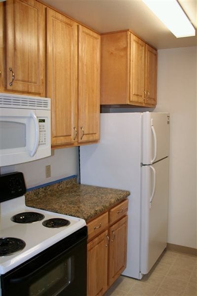 Kitchen 3 - Wood Creek Apartments