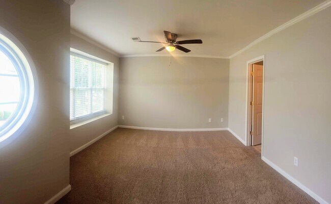 Dormitorio principal extra grande con ventanal. - 3377 Weston Street